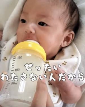 34万回再生！「はぁ♡しあわせ」ミルクが大好き赤ちゃん→パパとの意外なやりとりが可愛すぎと話題♪