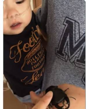 27万回再生！泣いてる男の子がパパの手を見て「ニコッ♡」→まさかの理由とは？