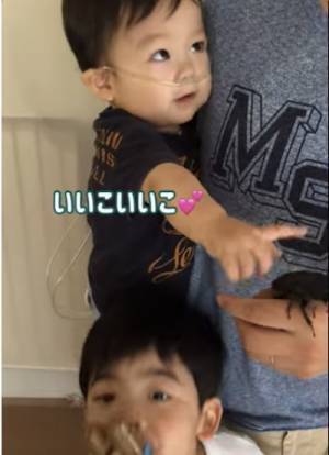 27万回再生！泣いてる男の子がパパの手を見て「ニコッ♡」→まさかの理由とは？