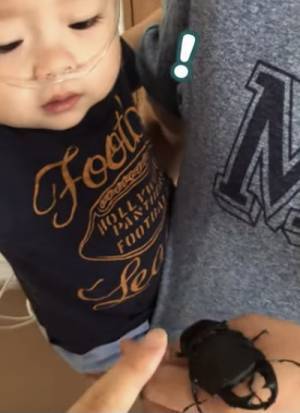 27万回再生！泣いてる男の子がパパの手を見て「ニコッ♡」→まさかの理由とは？