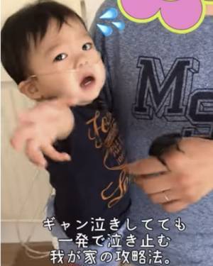 27万回再生！泣いてる男の子がパパの手を見て「ニコッ♡」→まさかの理由とは？