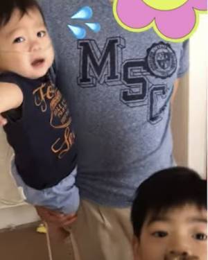 27万回再生！泣いてる男の子がパパの手を見て「ニコッ♡」→まさかの理由とは？