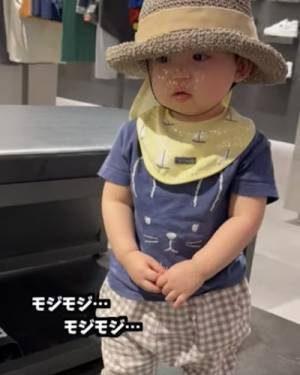 13万回再生！初めて靴を履いた女の子がびっくりしてモジモジ→その後のまさかの反応が可愛すぎ♡