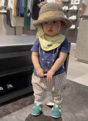 13万回再生！初めて靴を履いた女の子がびっくりしてモジモジ→その後のまさかの反応が可愛すぎ♡