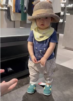 13万回再生！初めて靴を履いた女の子がびっくりしてモジモジ→その後のまさかの反応が可愛すぎ♡