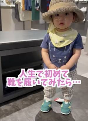 13万回再生！初めて靴を履いた女の子がびっくりしてモジモジ→その後のまさかの反応が可愛すぎ♡