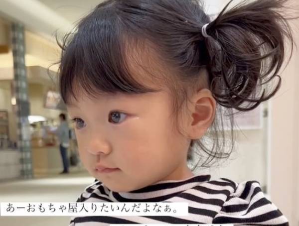 148万回再生！「あ…足が勝手に！」おもちゃ屋さんに入りたくて葛藤する女の子⇒結末に思わず爆笑！