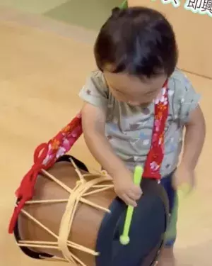 11万回再生！「もしかしてとんでもない天才！？」和太鼓奏者を父に持つ2歳児、バチを手にしたら！？
