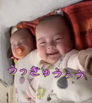 41万回再生！双子のお昼寝♡一人が先に寝ると…？→思わず胸キュンなまさかの姿とは？
