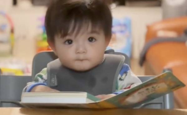 270万回再生！「見つめられたら溶けちゃう♡」ミルク待ち中の赤ちゃん、熱い視線に思わず…！？