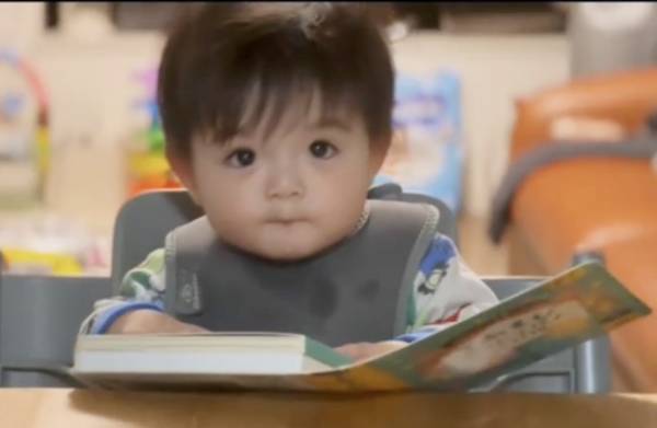 270万回再生！「見つめられたら溶けちゃう♡」ミルク待ち中の赤ちゃん、熱い視線に思わず…！？