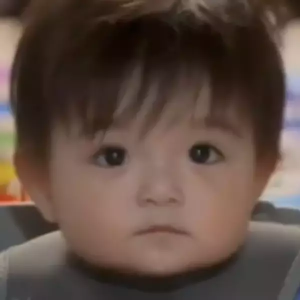 270万回再生！「見つめられたら溶けちゃう♡」ミルク待ち中の赤ちゃん、熱い視線に思わず…！？