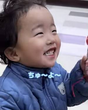 15万回再生！「１個だけ選んでいいよ」スーパーでパパに言われた男の子→まさかの行動が可愛すぎ♡