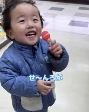 15万回再生！「１個だけ選んでいいよ」スーパーでパパに言われた男の子→まさかの行動が可愛すぎ♡