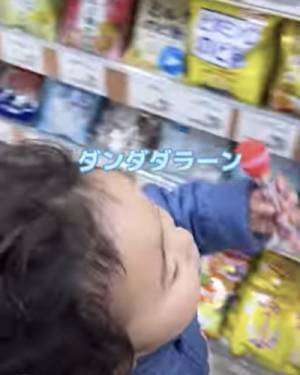 15万回再生！「１個だけ選んでいいよ」スーパーでパパに言われた男の子→まさかの行動が可愛すぎ♡