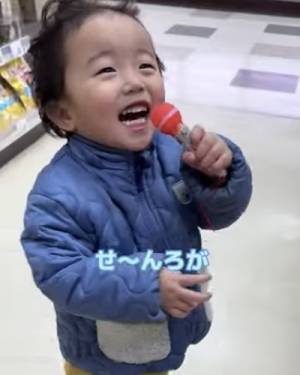 15万回再生！「１個だけ選んでいいよ」スーパーでパパに言われた男の子→まさかの行動が可愛すぎ♡