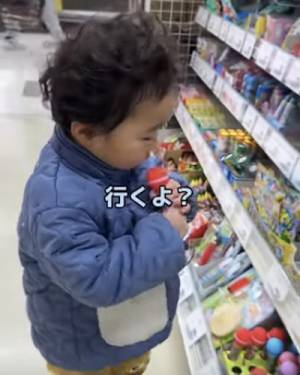 15万回再生！「１個だけ選んでいいよ」スーパーでパパに言われた男の子→まさかの行動が可愛すぎ♡