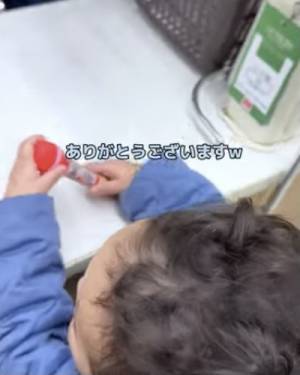 15万回再生！「１個だけ選んでいいよ」スーパーでパパに言われた男の子→まさかの行動が可愛すぎ♡