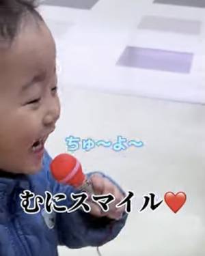 15万回再生！「１個だけ選んでいいよ」スーパーでパパに言われた男の子→まさかの行動が可愛すぎ♡