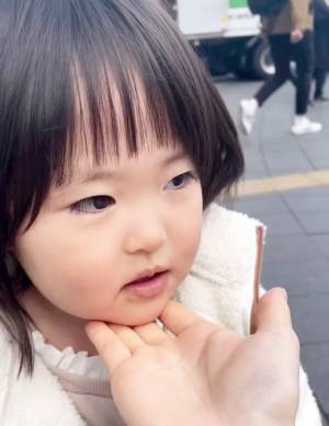 11万回再生！「子どもあるある！？」手のひらを顎下へ…⇒2歳児のマイブームに大人も思わず爆笑♡