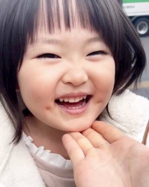 11万回再生！「子どもあるある！？」手のひらを顎下へ…⇒2歳児のマイブームに大人も思わず爆笑♡