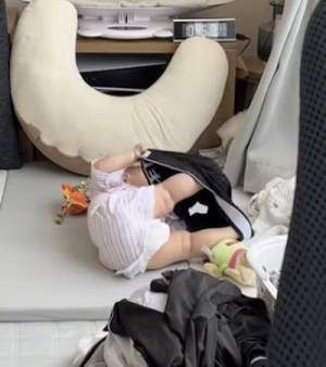 バズり中！「可愛すぎ♡」洗濯物を畳もうとしたら→パパもメロメロになる赤ちゃんのまさかの行動とは？