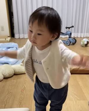 27万回再生！ダンスをする女の子を見たワンコ→まさかの反応に「可愛い」「たまらん」の声