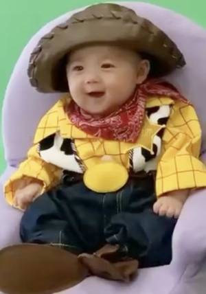 「た、たまらん…♡」生後100日を迎えた赤ちゃん⇒撮影スタッフさんがほっぺをムニムニすると…！？