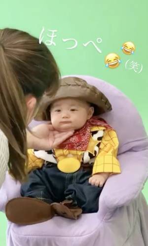 「た、たまらん…♡」生後100日を迎えた赤ちゃん⇒撮影スタッフさんがほっぺをムニムニすると…！？
