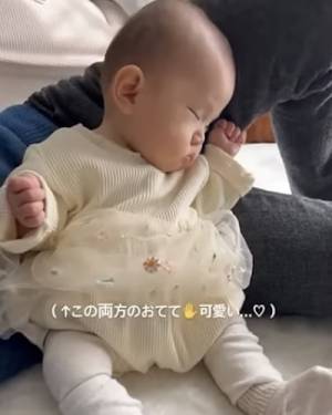 127万回再生！かわいすぎ♡パパと一緒に過ごす赤ちゃん→心地よくて見せたまさかの姿とは？