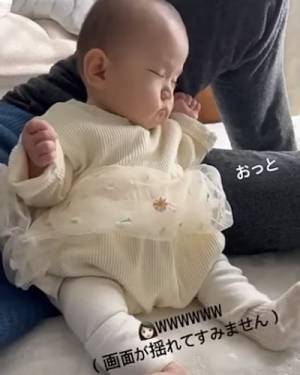 127万回再生！かわいすぎ♡パパと一緒に過ごす赤ちゃん→心地よくて見せたまさかの姿とは？