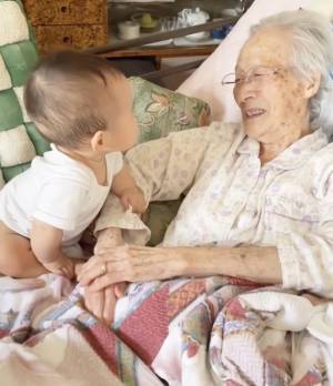 49万回再生！「尊い…」衝撃の100歳差！ひいおばあちゃんが大好きな赤ちゃん⇒2人の遊び方とは？