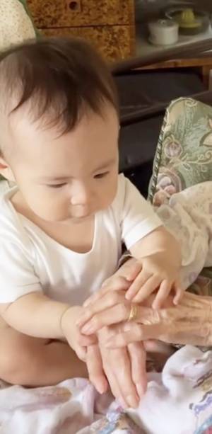 49万回再生！「尊い…」衝撃の100歳差！ひいおばあちゃんが大好きな赤ちゃん⇒2人の遊び方とは？