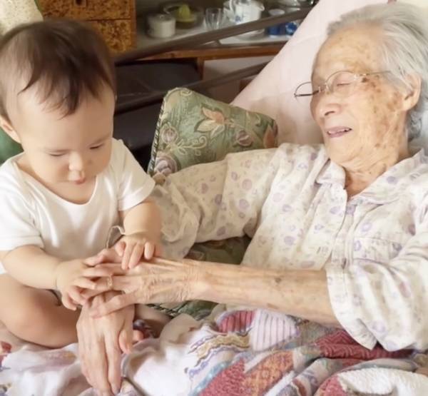 49万回再生！「尊い…」衝撃の100歳差！ひいおばあちゃんが大好きな赤ちゃん⇒2人の遊び方とは？