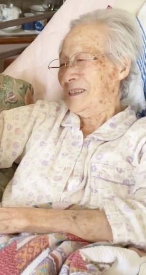 49万回再生！「尊い…」衝撃の100歳差！ひいおばあちゃんが大好きな赤ちゃん⇒2人の遊び方とは？
