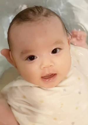 33万回再生！「最高〜♡」お風呂大好き生後3カ月の赤ちゃん⇒大胆にシャワーを顔にかけると…！？