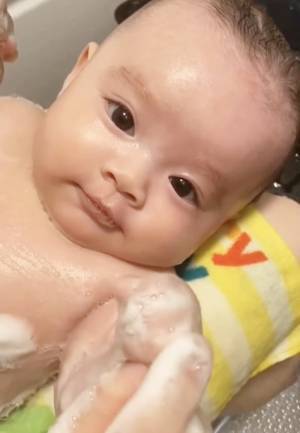 33万回再生！「最高〜♡」お風呂大好き生後3カ月の赤ちゃん⇒大胆にシャワーを顔にかけると…！？