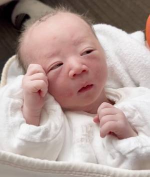 593万回再生！赤ちゃんが生まれて初めて目を開ける記念すべき瞬間⇒両親が爆笑！予想外の表情とは？