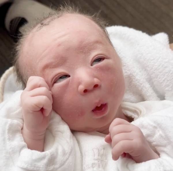 593万回再生！赤ちゃんが生まれて初めて目を開ける記念すべき瞬間⇒両親が爆笑！予想外の表情とは？