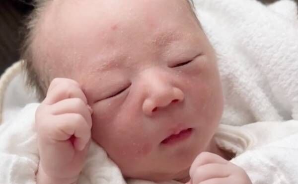 593万回再生！赤ちゃんが生まれて初めて目を開ける記念すべき瞬間⇒両親が爆笑！予想外の表情とは？