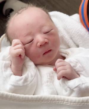 593万回再生！赤ちゃんが生まれて初めて目を開ける記念すべき瞬間⇒両親が爆笑！予想外の表情とは？