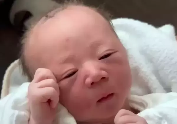 593万回再生！赤ちゃんが生まれて初めて目を開ける記念すべき瞬間⇒両親が爆笑！予想外の表情とは？