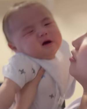 343万回再生！パパの抱っこで泣いてる赤ちゃん→ママにバトンタッチした瞬間の変化に思わず爆笑♡