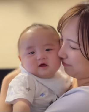 343万回再生！パパの抱っこで泣いてる赤ちゃん→ママにバトンタッチした瞬間の変化に思わず爆笑♡