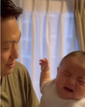 343万回再生！パパの抱っこで泣いてる赤ちゃん→ママにバトンタッチした瞬間の変化に思わず爆笑♡