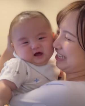 343万回再生！パパの抱っこで泣いてる赤ちゃん→ママにバトンタッチした瞬間の変化に思わず爆笑♡