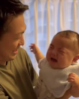 343万回再生！パパの抱っこで泣いてる赤ちゃん→ママにバトンタッチした瞬間の変化に思わず爆笑♡