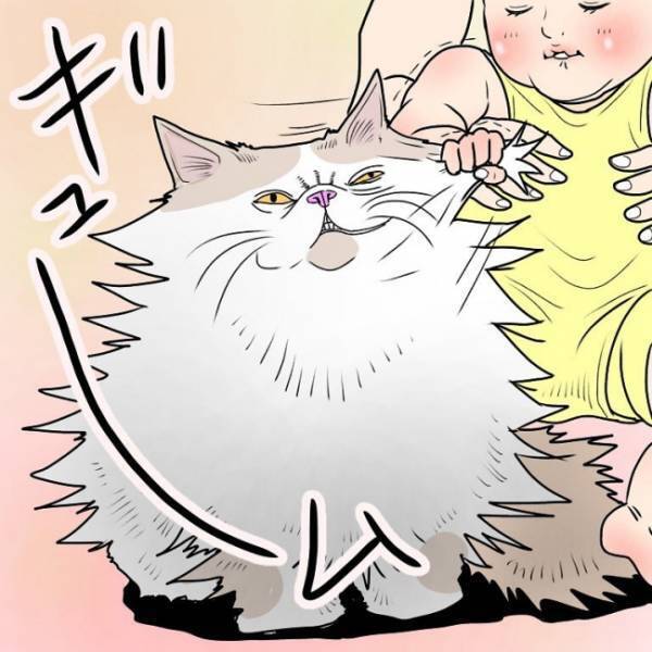ペットに興味津々の娘。力強く毛を掴むとなかなか離さず！痛いはずなのに猫は驚きの反応を示して！？