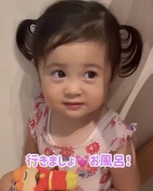 343万回再生！「可愛すぎ♡」お風呂に誘われた女の子→パパもママもメロメロになるまさかの反応とは