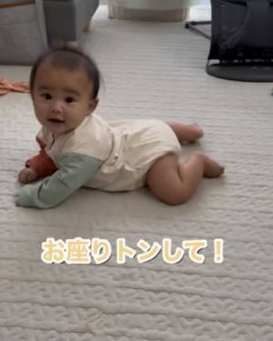 173万回再生！パパも爆笑！おすわりできた赤ちゃんに声かけ→まさかすぎる赤ちゃんの返事とは？
